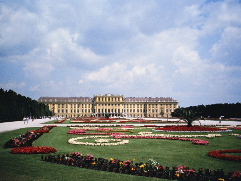 Das Schloss Schönbrunn in Wien ist das größte Schloss Österreichs. Sein Name geht zurück auf einen Ausspruch von Kaiser Matthias. Der soll im Jahr 1619 hier einen Brunnen entdeckt und ausgerufen haben: Welch' schöner Brunn. Seit 1996 ist das Schloss und der 160 Hektar große Park Teil des UNESCO-Weltkulturerbes. Eine Hauptattraktion: der älteste noch bestehende Zoo der Welt, der Tiergarten Schönbrunn.