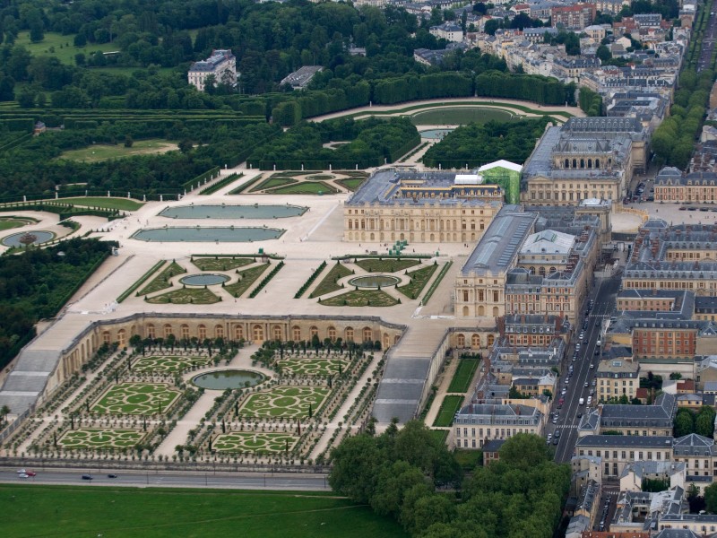 Das wohl am häufigsten kopierte Schloss der Welt: Schloss Versailles in Frankreich wurde als Jagdschloss für König Ludwig XIII. gebaut. Von der Mitte des 17. Jahrhunderts bis zum Ausbruch der Französischen Revolution war der Palast die Residenz des Könighauses. Der Hofstaat umfasste mehrere tausend Personen.