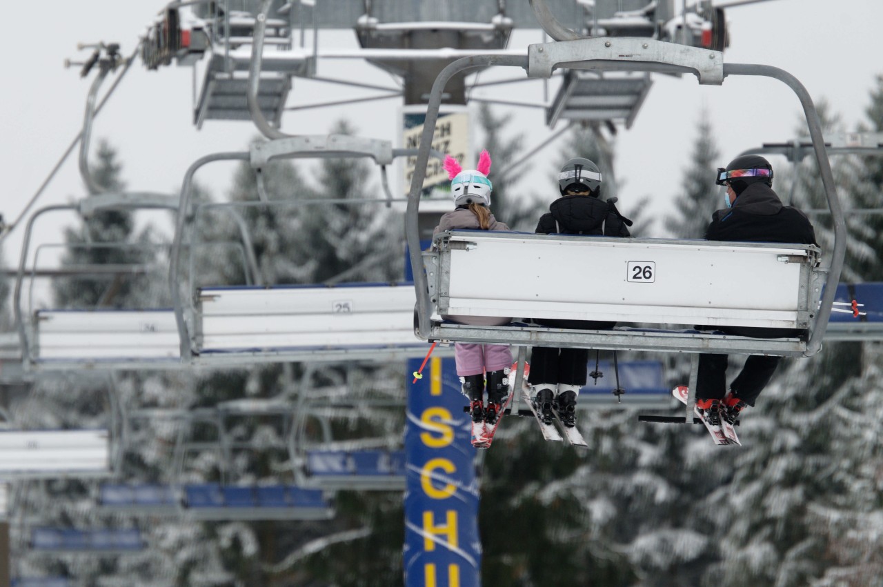 Der Schnee in Winterberg lockt nicht nur Skifahrer ins Sauerland. (Symbolbild)