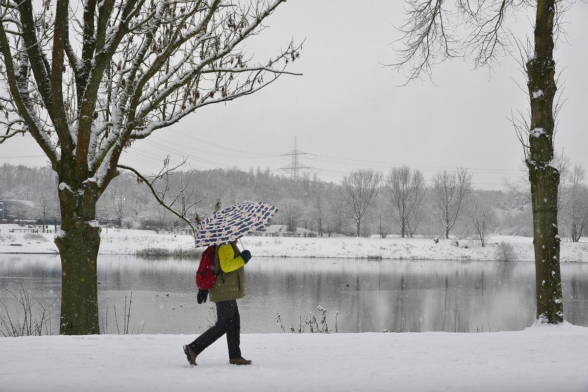 Winter und Schneefall im Ruhrgebiet: Ein Spaziergänger am Ufer des Kemnader Sees in Witten. 