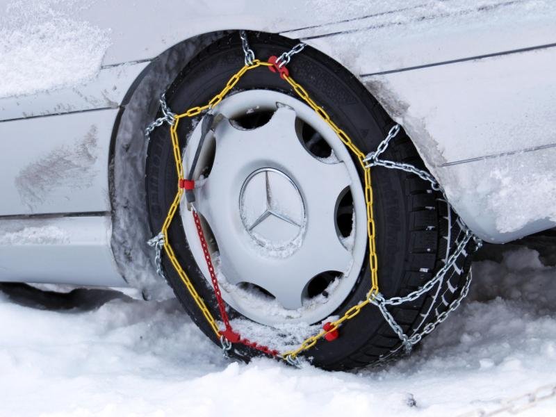Autofahrer benötigen Winterausrüstung für Alpenpässe 