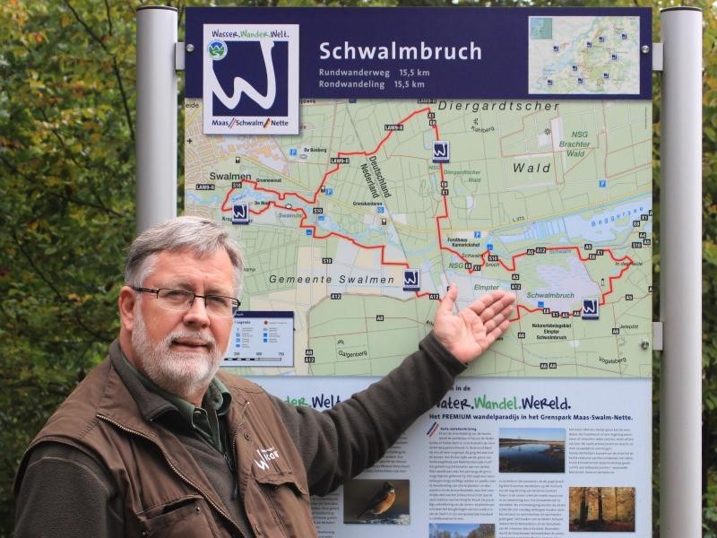Wegescout Bernd Nienhaus führt Besucher durch den Naturpark.