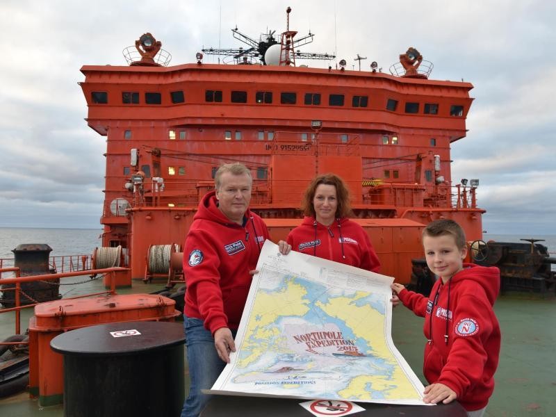 Die tschechische Familie Patera (l-r: Frantisek Patera, seine Frau Irena und ihr Sohn Tomas) freut sich an Deck des Eisbrechers über das ersteigerte Originalkunstwerk der Seekarte von der Reise zum Nordpol.