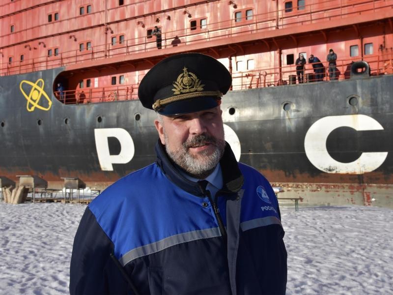 Stolzer Kapitän: Dmitri Lobusow nach der Ankunft des Eisbrechers am Nordpol vor seinem Schiff - ein weiterer Sieg für die Pobedy.