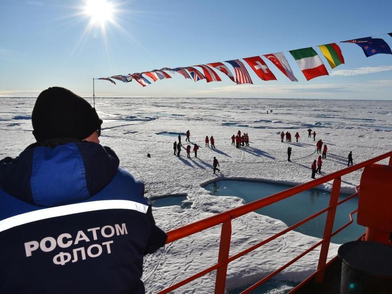 Angestellte der russischen Atomflotte (Rosatomflot) beobachten die Arbeiten des privaten Expeditionsteams.