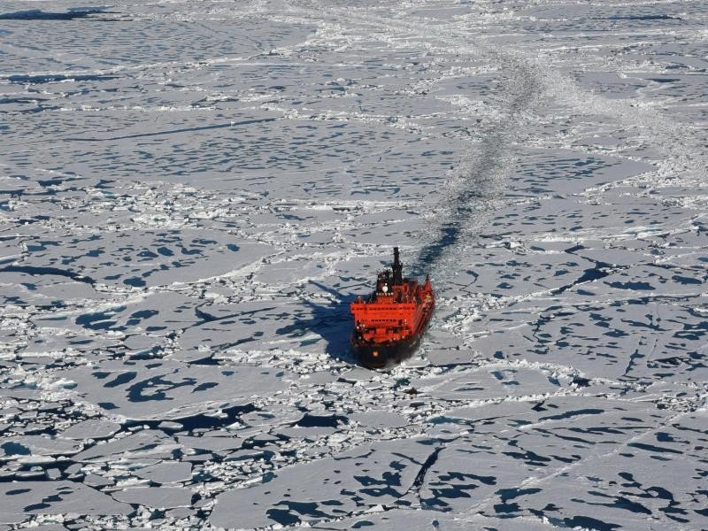 Ein Helikopter fliegt voraus und sucht für das Schiff den besten Weg durchs Eis - das ermöglicht imposante Aufnahmen aus der Luft.