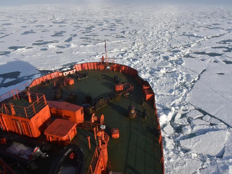 Der Eisbrecher bahnt sich seinen Weg durch die arktische See. Wenn das Eis zwei oder drei Meter dick ist, kommt das Schiff nur noch langsam voran.