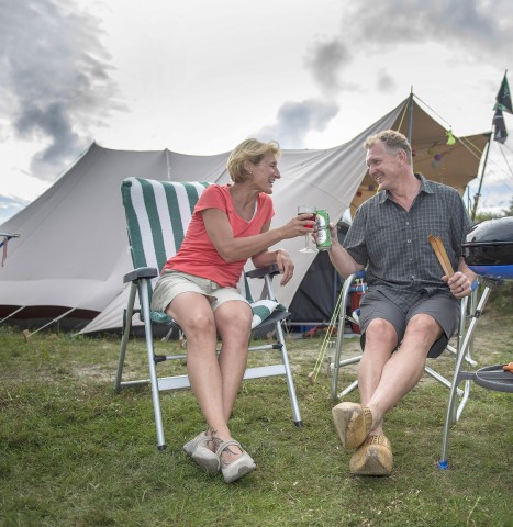Kirsti Schrader und Hartmut Wedekind vor ihrem Zelt auf dem Campingplatz Koger Strand in De Koog auf  Texel.