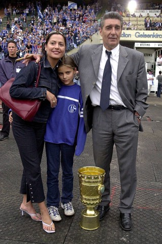 Zur Feier des Schalker Pokalsiegs trägt Sophia am 27.Mai 2001 einen Schalke-Pulli.