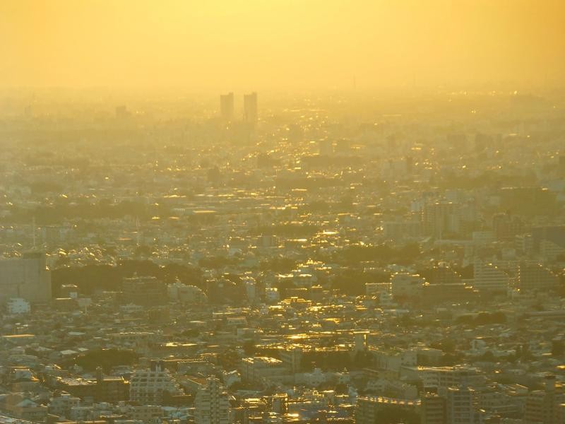 Sonnenaufgang über der Millionenstadt Tokio: Beton, Stahl und Asphalt verstärken die Hitze des Sommers.