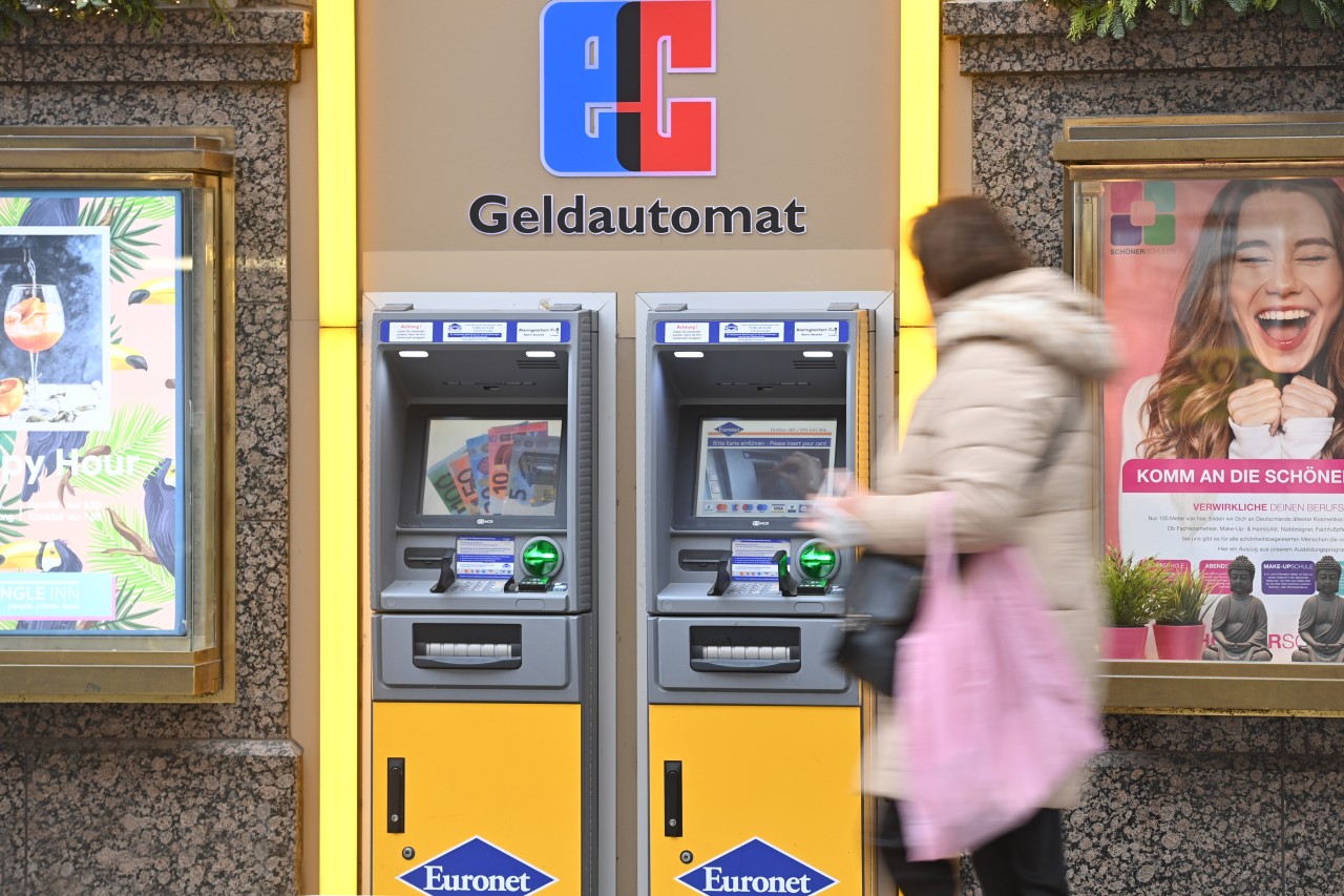 Bei Geldautomaten wie diesen musst du mit Gebühren rechnen.