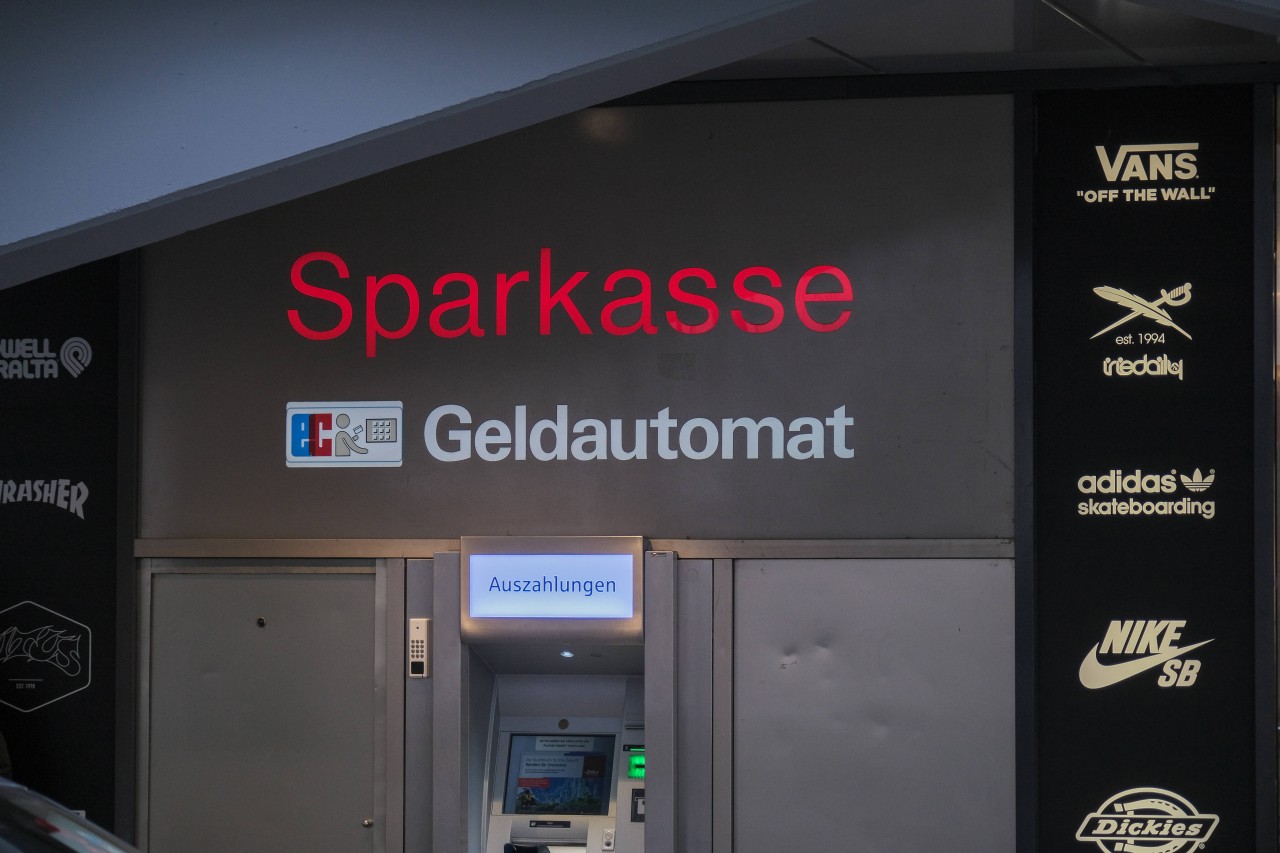 Immer mehr Sparkassen in NRW schließen - nicht zur Freude vieler Kunden. (Symbolbild)