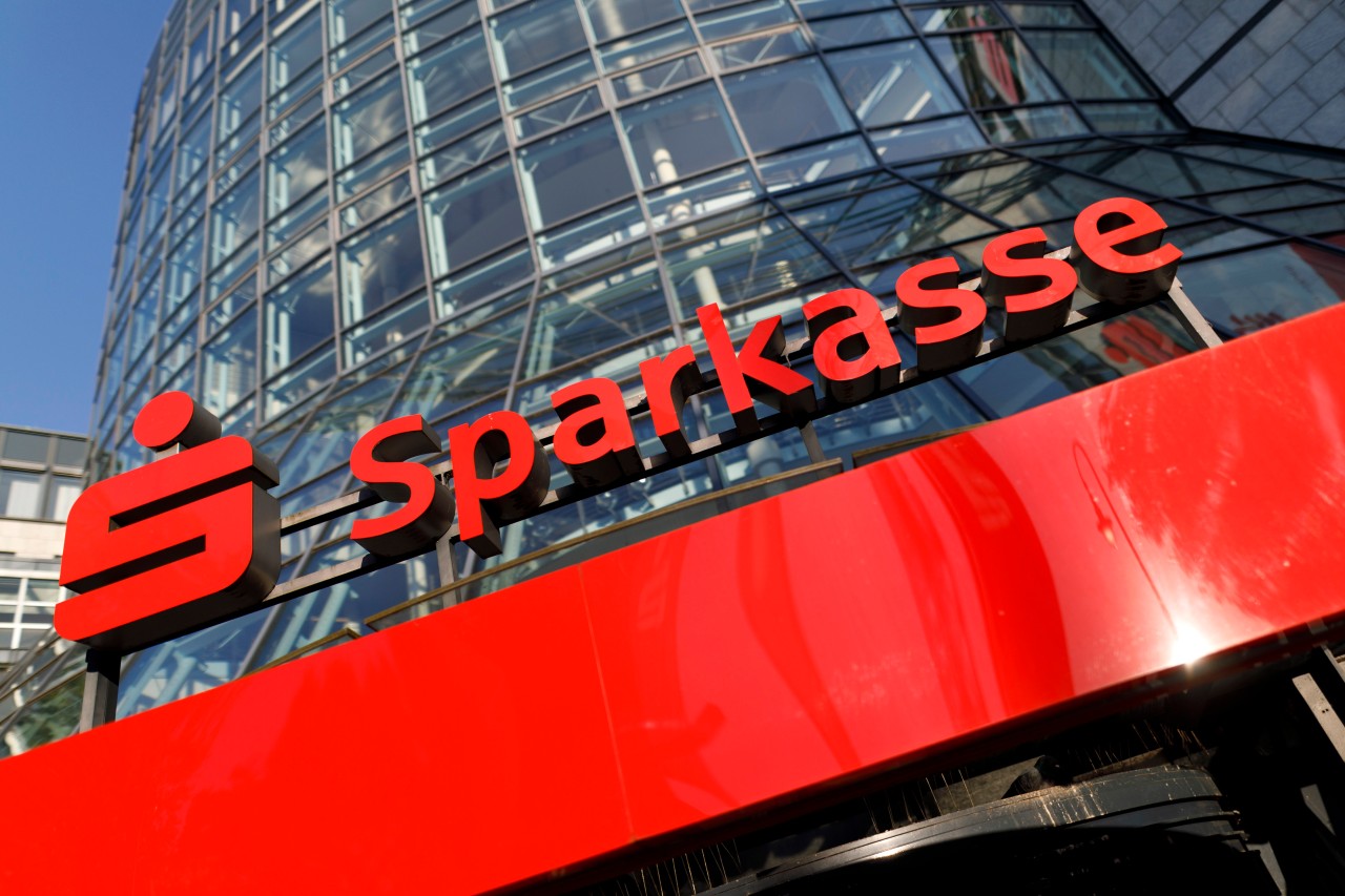 Eine Sparkasse in NRW erhöht die Preise für das Girokonto. (Symbolbild)