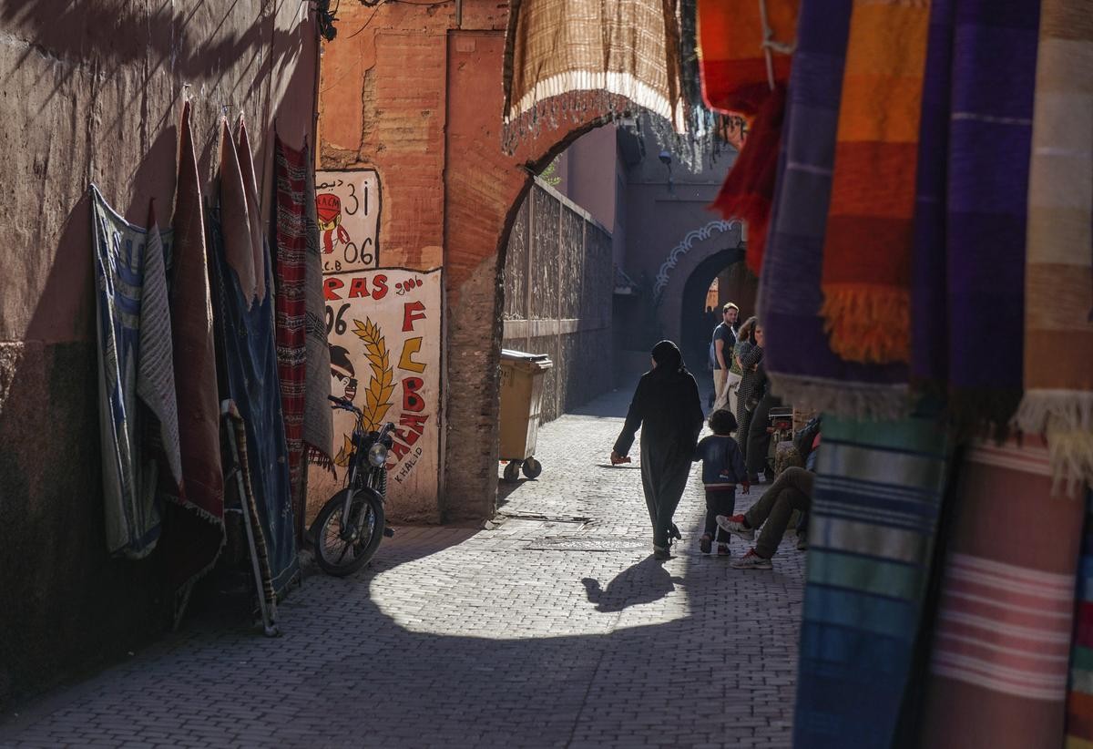 Spiel mit Licht und Schatten in den Gassen von Marrakesch. 