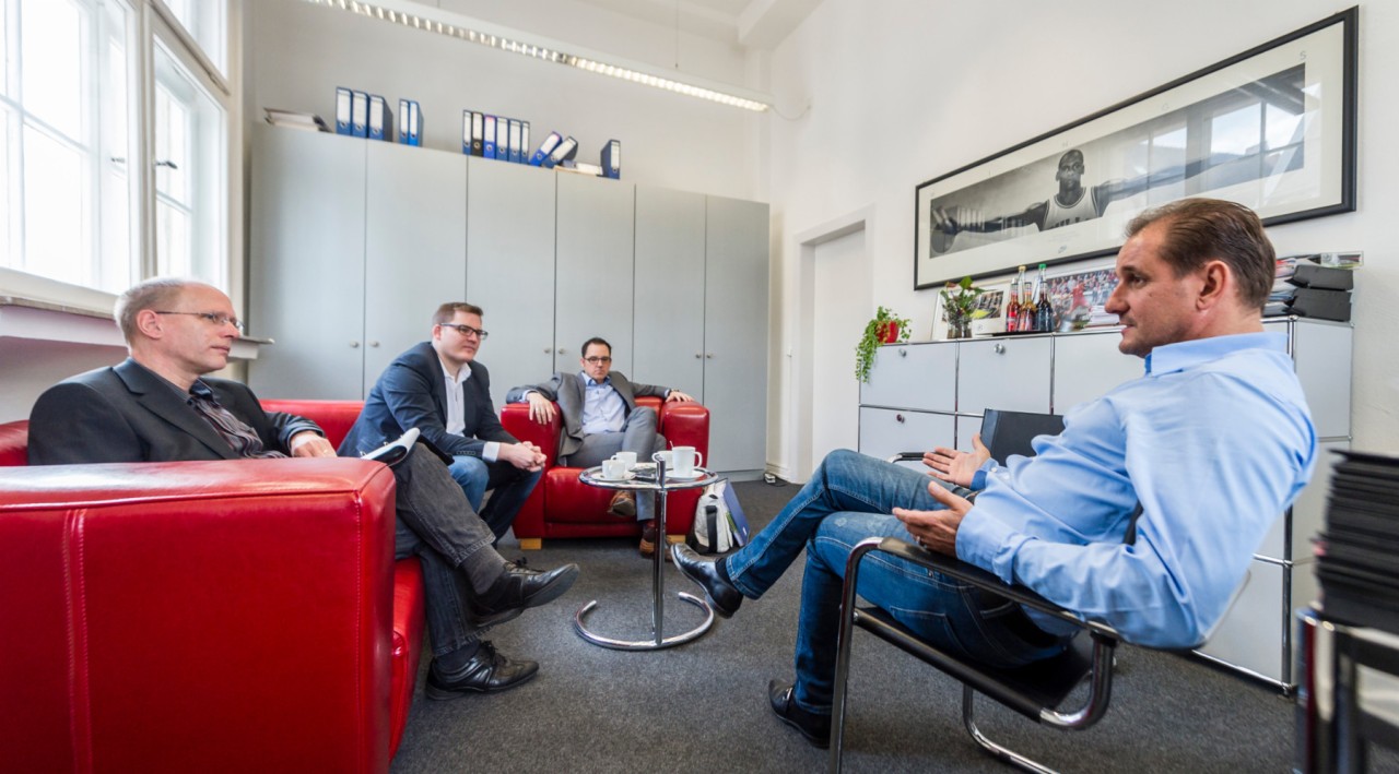 Unsere Redakteure Peter Müller (v. links) und Elmar Redemann, Geschäftsführer Dr. Gregor Reiter und Spielerberater Thomas Kroth beim Gespräch in Dortmund Hörde.
