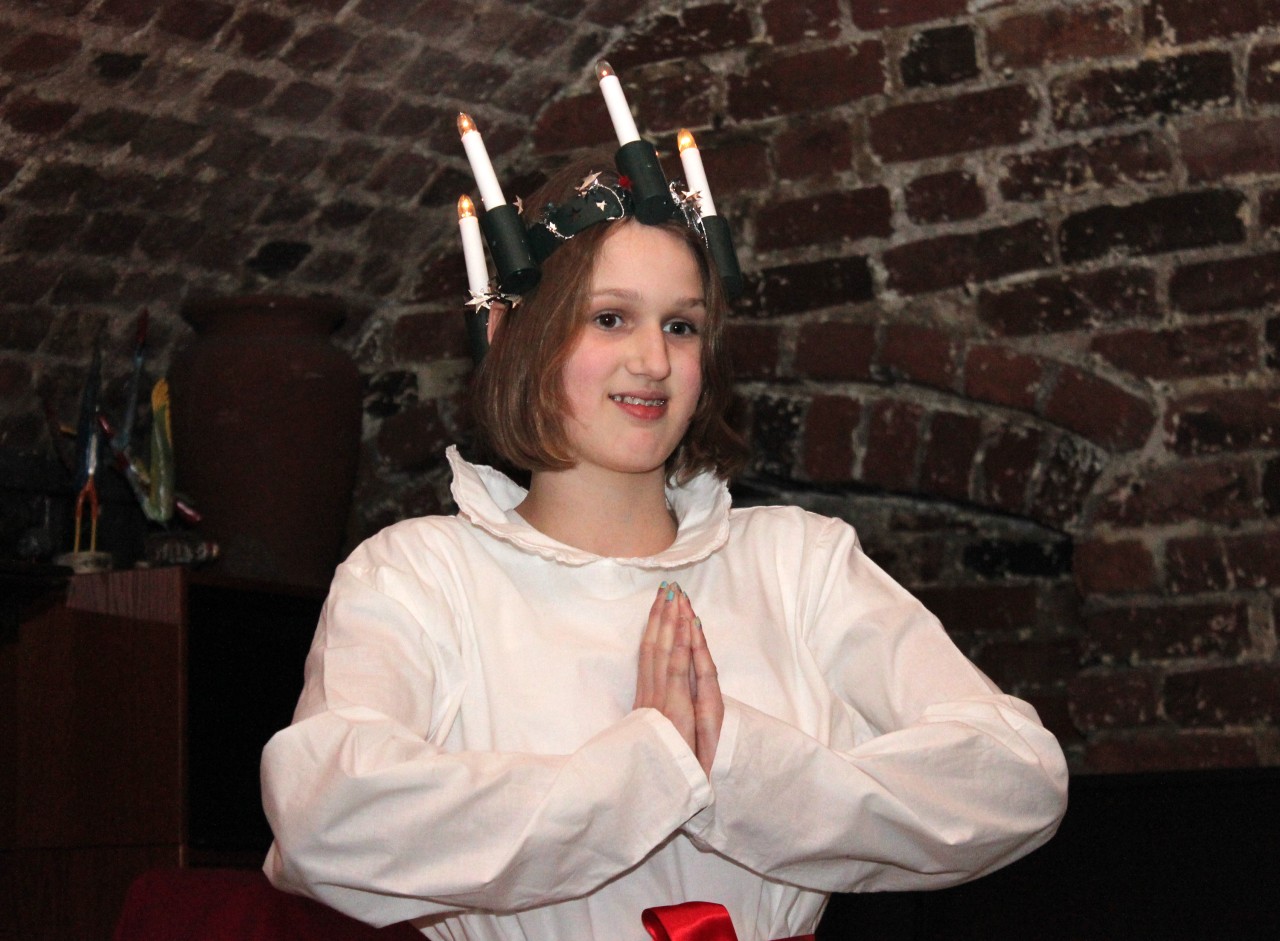 Minnie van den Muyzenberg stellt regelmäßig die Heilige Lucia dar - hier für deutsche Touristen.