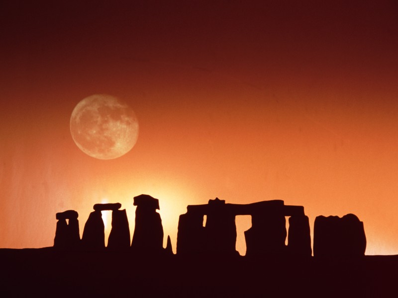 Stonehenge gehört zu den bekanntesten Sehenswürdigkeiten in England. Der Name stammt aus dem Altenglischen und bedeutet hängende Steine. Mit der Errichtung wurde offensichtlich schon in der Jungsteinzeit begonnen. Wie die bis zu 50 Tonnen schweren Steinblöcke aufgestellt wurden ist ein Rätsel. Ebenso ist nicht eindeutig geklärt, wozu die Steinkreise genau dienten.