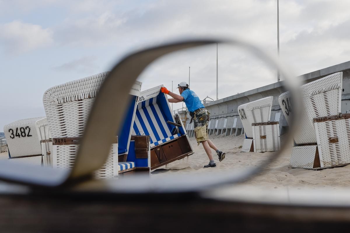  Strandkorbwärter Mathias Tognino richtet einen Strandkorb am Strand von Westerland auf Sylt aus. 