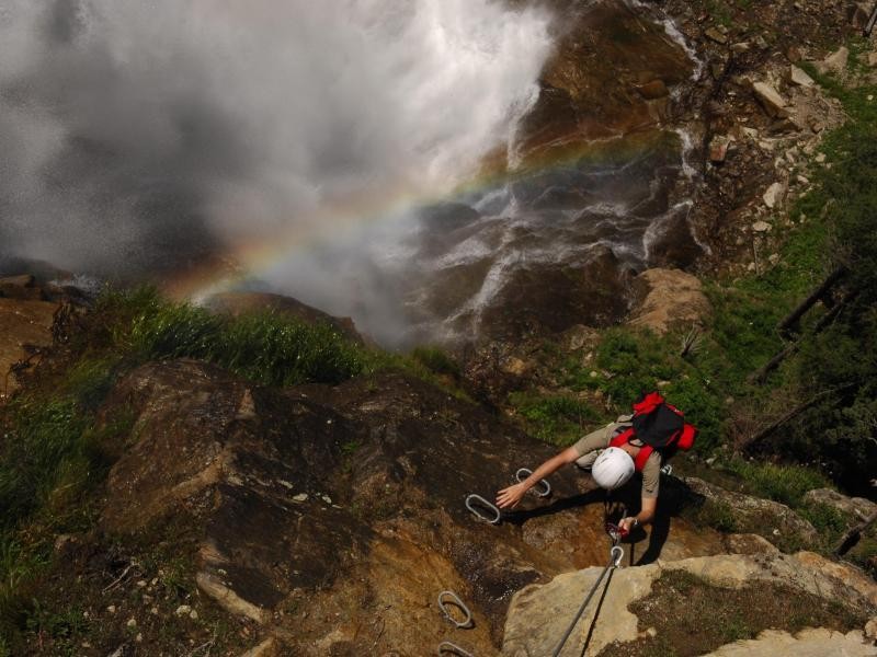 Entlang eines Wasserfalls führt der Stuibenfall-Klettersteig.