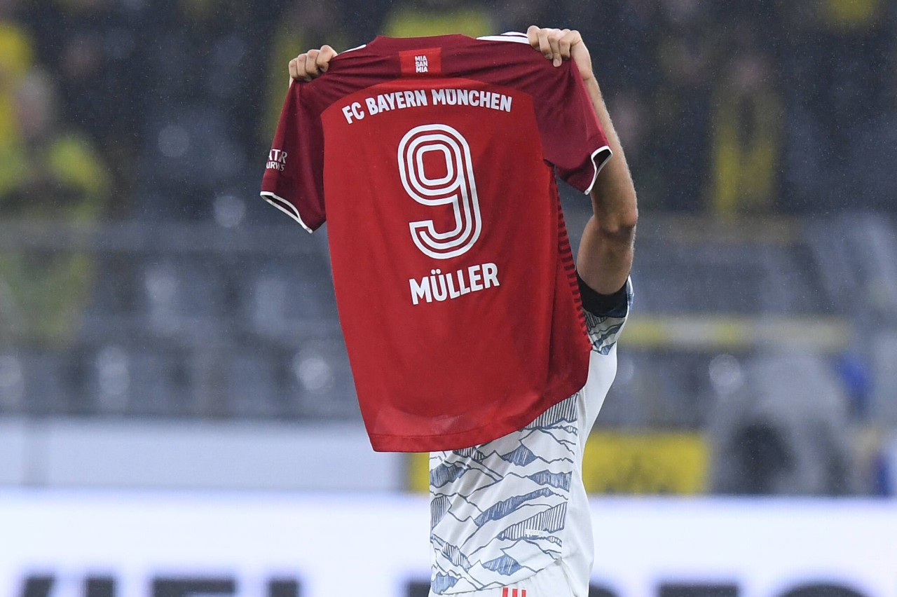Vor dem Anpfiff ehrten Spieler und Fans Gerd Müller mit Bayern-Trikot und seiner Nummer 9. 