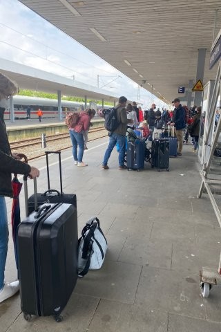 Der Bahnsteig in Hamburg ist nicht wirklich voller als sonst auch.