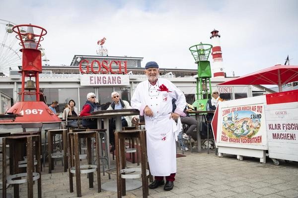  Jürgen Gosch, Fischhändler und Gastronom, steht vor seinem Restaurant im Hafen von List auf Sylt. 