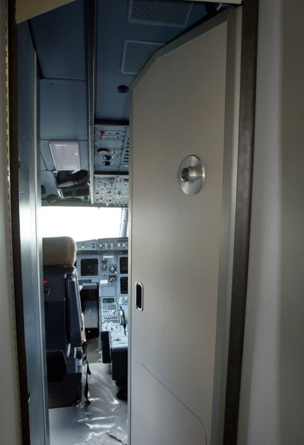 TT_Cockpit Airbus Tuer_74633176.jpg