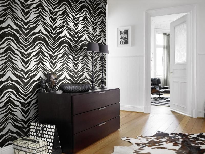Passt immer: Schwarz-weiße Muster wie diese Tapete aus der Kollektion b. b. home passion von Rasch sind zeitlos.