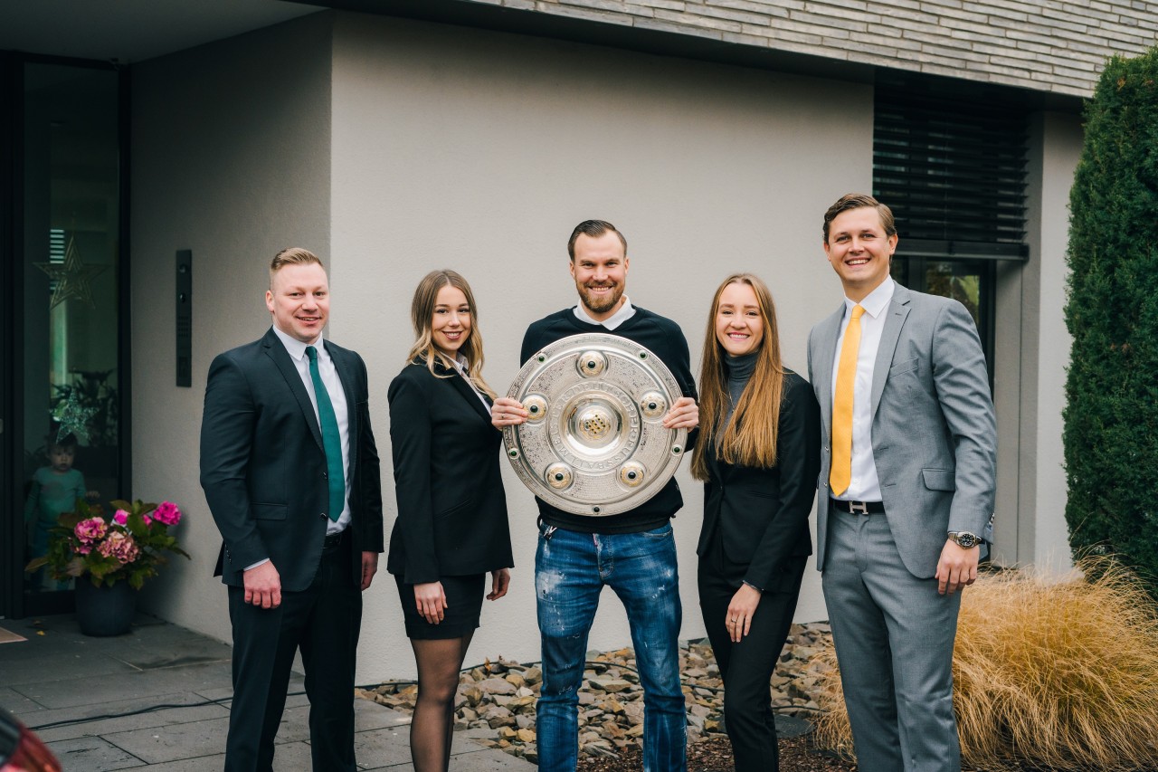 Marvin Mikosch (r.) und sein Team von Union Immobilien mit BVB-Legende Kevin Großkreutz.