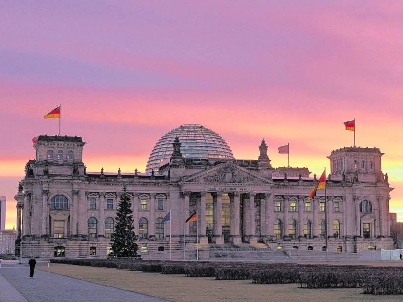 Seit 1999 ist der Reichstag am Platz der Republik in Berlin Sitz des deutschen Bundestages. Eine Besichtigung von Kuppel und Dachterrasse des Reichstagsgebäudes ist nur mit vorheriger Anmeldung möglich. Aber auch von außen lohnt sich ein Blick auf das imposante Gebäude.