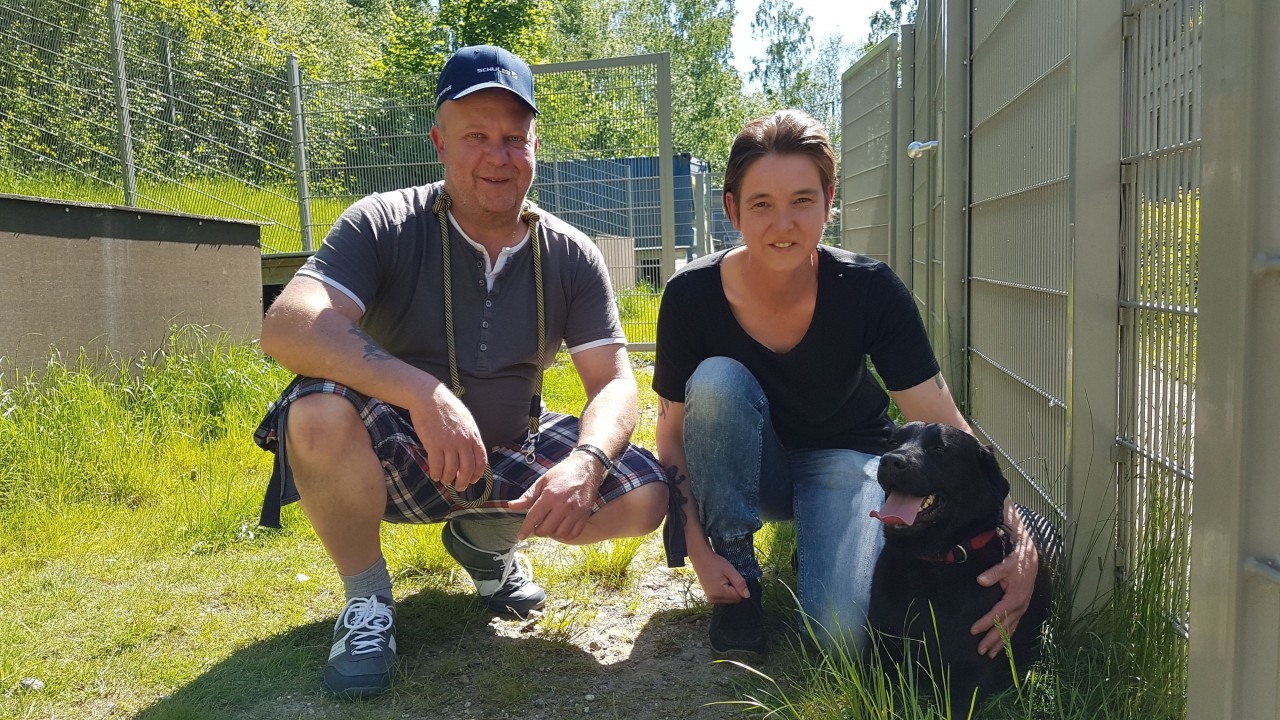 Auch Emma darf jetzt mit Claudia und Ralf nach Hause gehen.