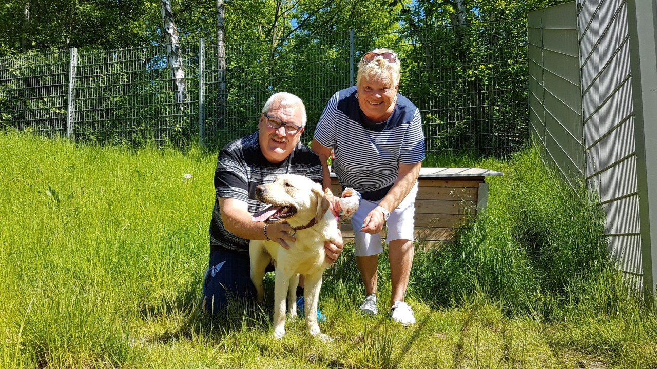 Willi darf endlich in sein neues Zuhause zu Herrchen Michael und Frauchen Sigrid.