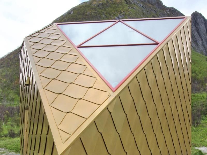 Wie ein gestrandetes Raumschiff sieht die goldene Toilette am Rastplatz Ersfjordstrand aus - stolze 3,5 Millionen Kronen hat das Häuschen gekostet, rund 387.000 Euro.