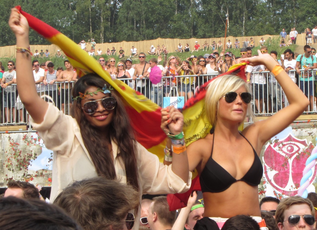 Aus Spanien stamen diese Besucherinnen des Festivals Tomorrowland 2012 in Belgien.