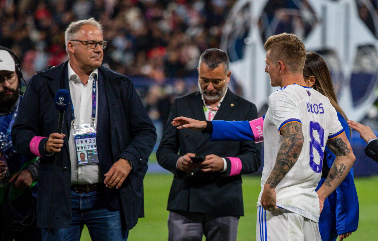 Toni Kroos bricht das Interview mit ZDF-Reporter Nils Kaben (l.) ab.