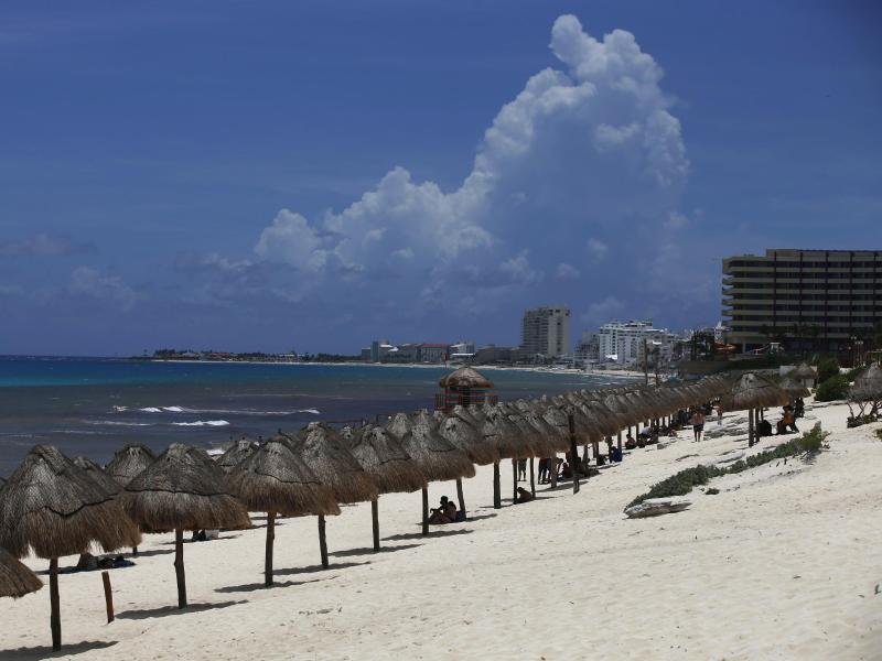 Touristen genießen den Strand vor der Ankunft des Hurrikans Grace in Cancun im mexikanischen Bundesstaat Quintana Roo. Wegen des herannahenden Hurrikans "Grace" sind im mexikanischen Touristenort Tulum die Hotels evakuiert worden.