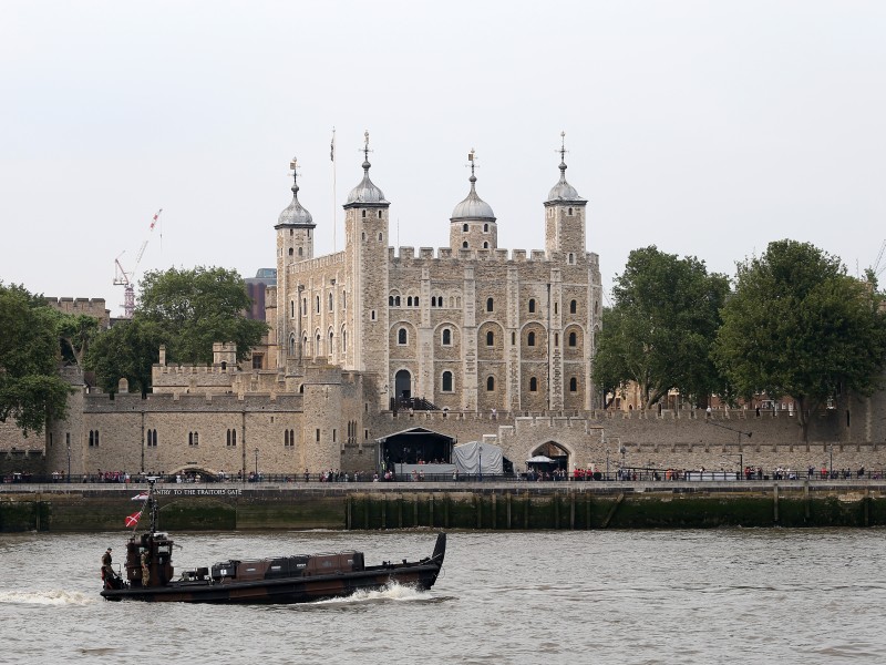 Im Mittelalter zählte der Tower of London zu den wichtigsten Gebäuden der englischen Hauptstadt. Er diente unter anderem als Palast, königliche Waffenkammer und Gefängnis. Heute werden im Tower of London die britischen Kronjuwelen ausgestellt.