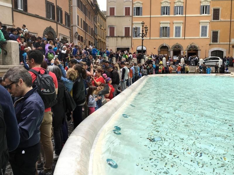 Es gehört beinahe zu einem Rom-Aufenthalt dazu: Touristen werfen Münzen in den Trevi-Brunnen.