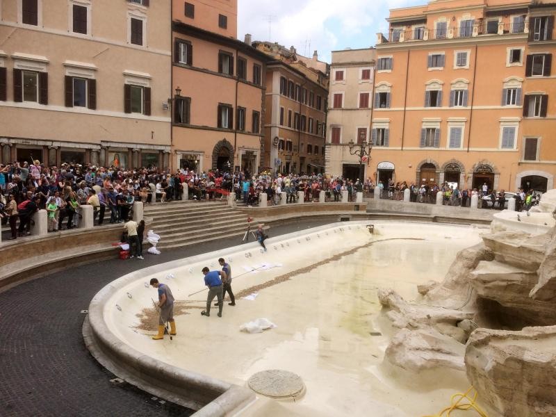 Einmal in der Woche wird das Wasser aus dem Trevi-Brunnen in Rom abgelassen, um die Münzen einzusammeln.