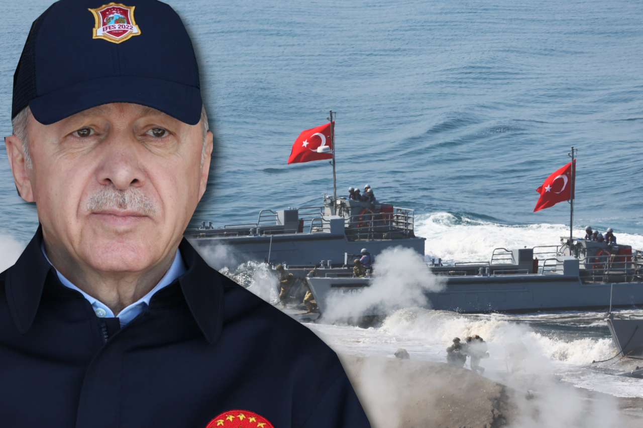 Erdogan bei einer Militärübung in Izmir. 