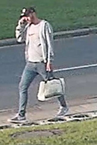 Die Überwachungsfotos zeigen, dass der etwa 20-25-jährige Mann eine weiße Tasche mit sich trug.