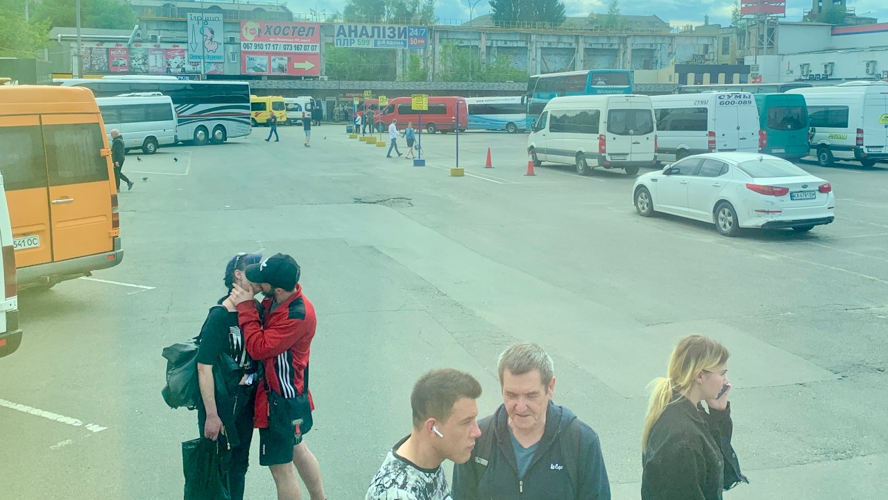 Aus dem Bus heraus fotografiert: Ein paar knutscht zum Abschied am Busbahnhof in Kiew.