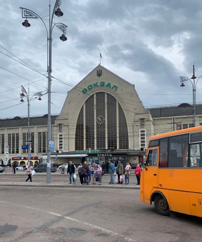 Der Hauptbahnhof von Kiew von außen. 