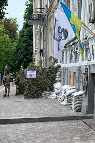 Soldaten sind überall in Kiew postiert.