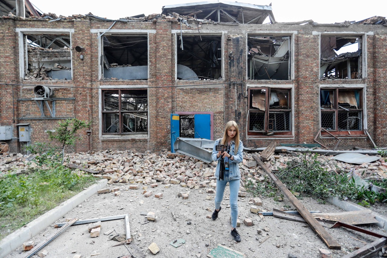 Raketenangriff in Kiew kurz vor meiner Ankunft. Eine Frau steht am Samstag (5. Juni) vor einem zerstörten Gebäude der Eisenbahn der Ukraine. Ein Mann wurde verletzt.