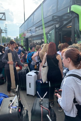 Dicke Koffer heißt meist, die Ukrainer wollen dauerhaft in ihre Heimat zurück. Wer mit wenig Gepäck reist, will nur kurz vorbeischauen.