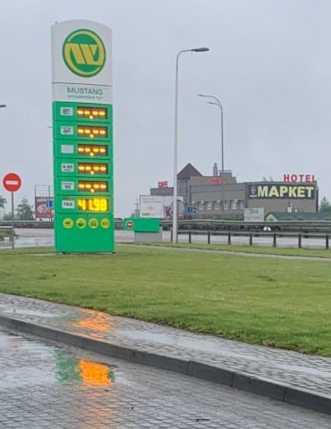 Nichts im Angebot: Zapfsäule einer Tankstelle zwischen Rivne und Kiew.