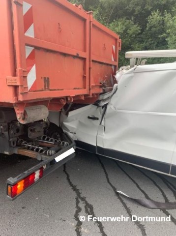 Dortmund: Horror-Unfall auf der OWIIIa - ein Autofahrer wird schwer verletzt. 
