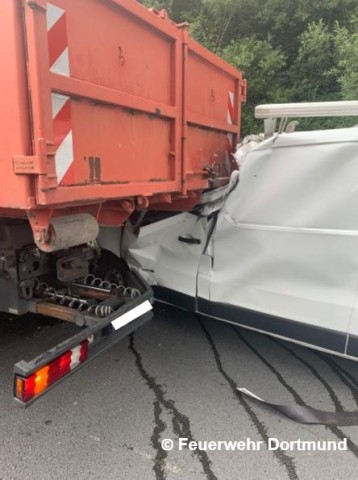 Dortmund: Horror-Unfall auf der OWIIIa - ein Autofahrer wird schwer verletzt. 