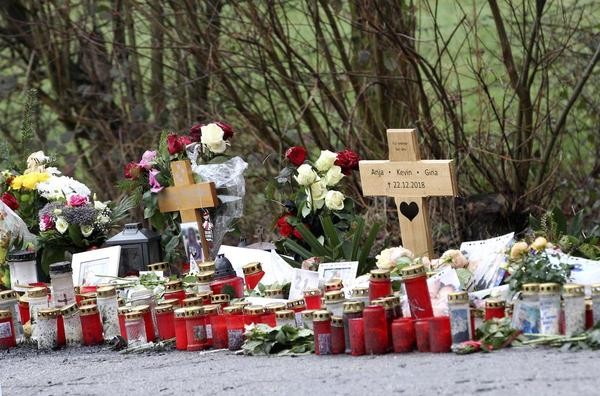 Menschen trauern in Sollberg um die verstorbene Familie. Kerzen und Kreuze erinnern an die Toten nach einem Unfall am 22.12.2018 in der Würselener Straße. 